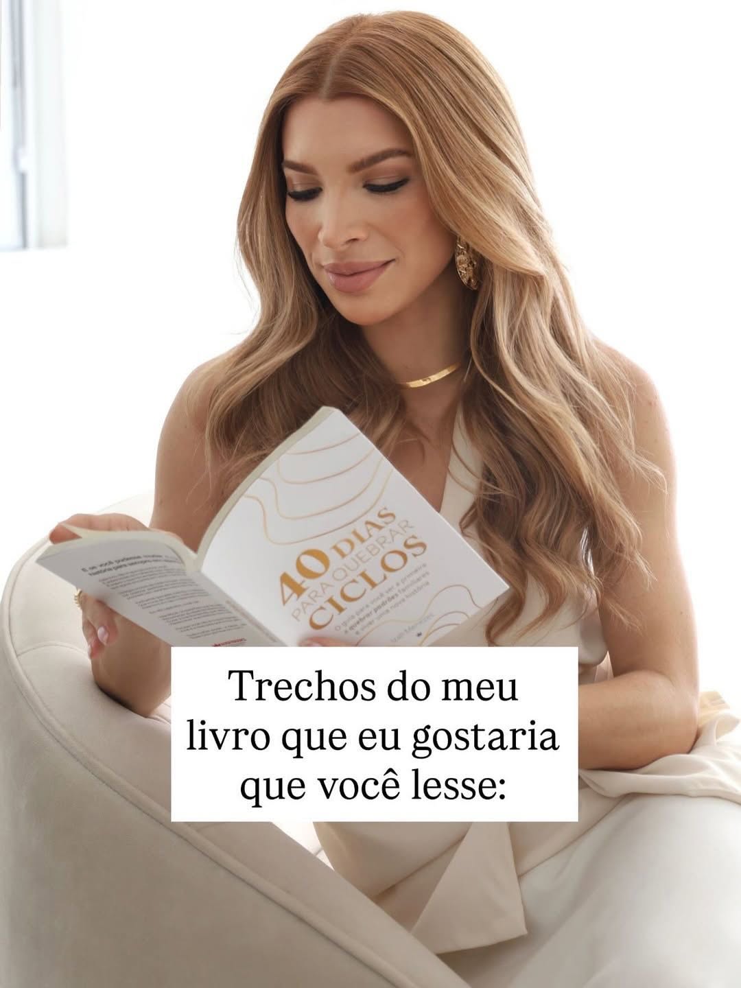 Izah Menezes folheando o livro 40 dias para quebrar ciclos, capa creme e dourado